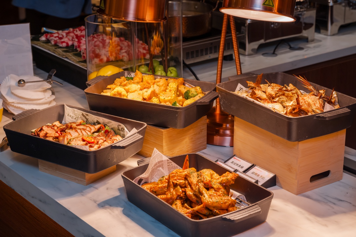 ４人同行１人免費！698元嗑大分量牛排＋自助吧，海鮮、異國料理百道吃到飽