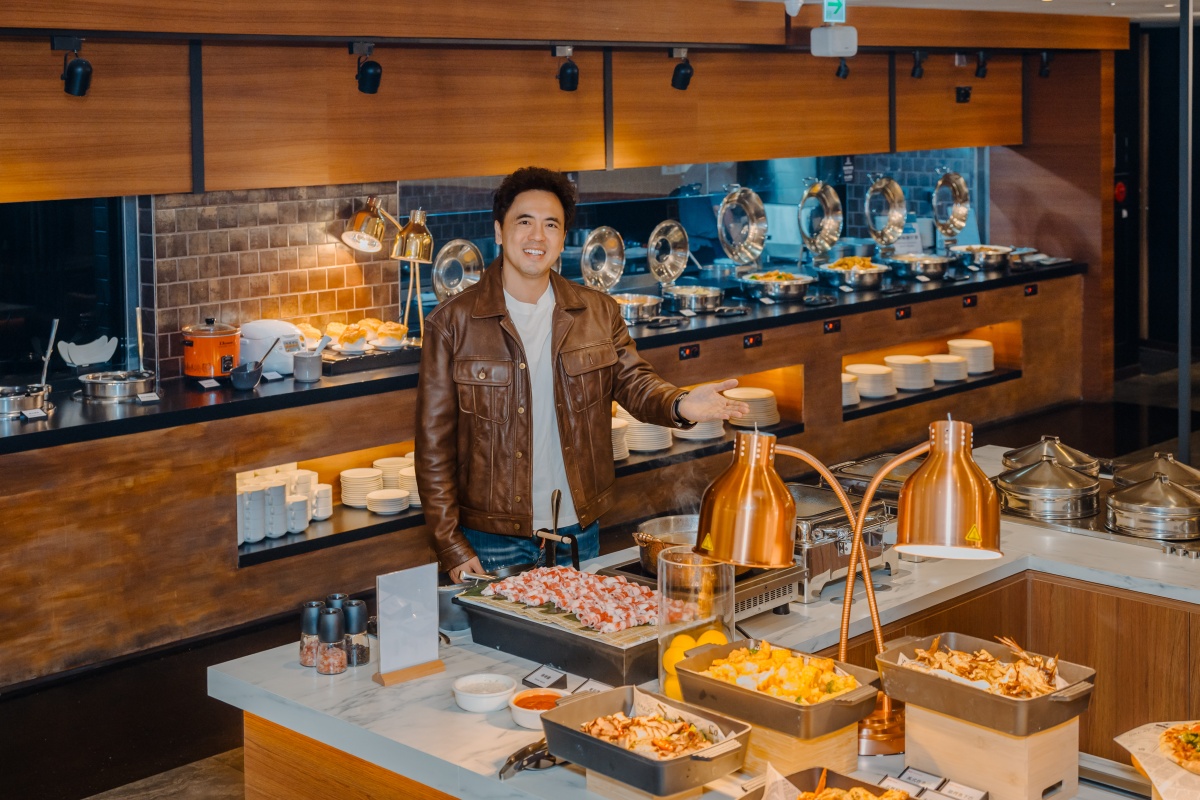 ４人同行１人免費！698元嗑大分量牛排＋自助吧，海鮮、異國料理百道吃到飽