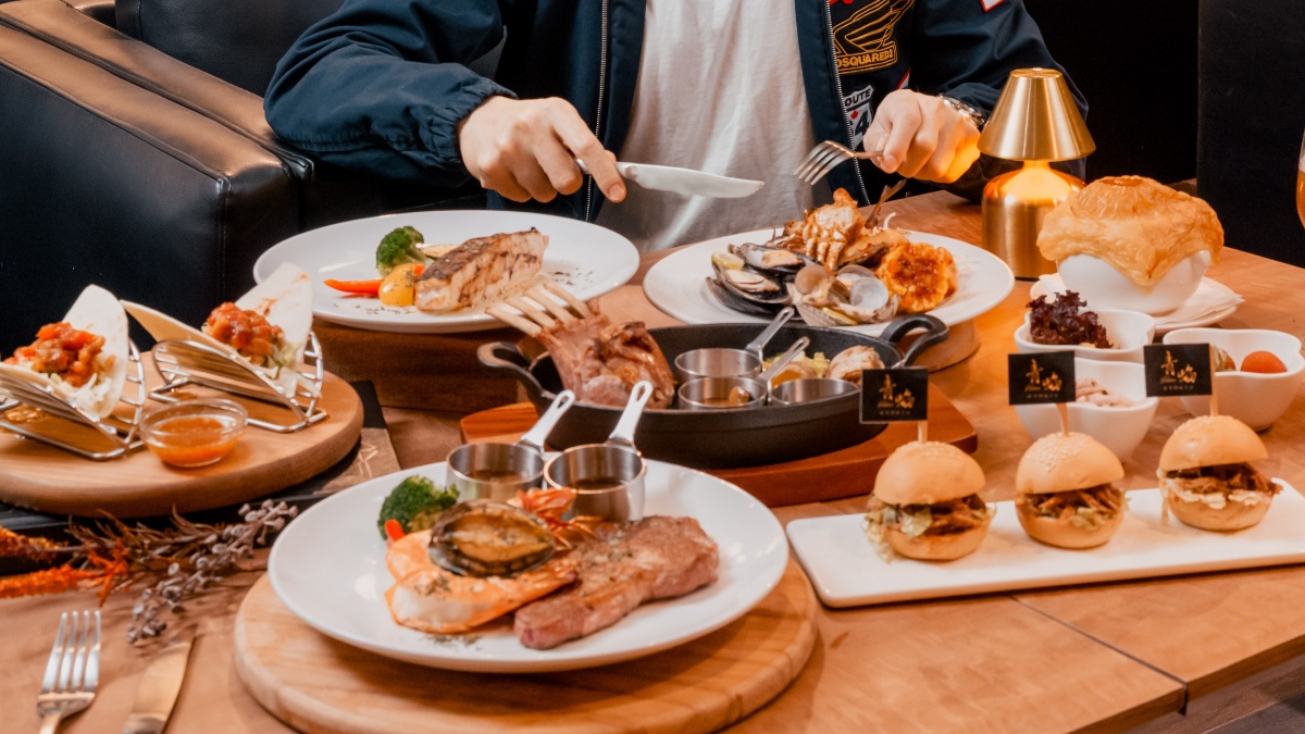 ４人同行１人免費！698元嗑大分量牛排＋自助吧，海鮮、異國料理百道吃到飽