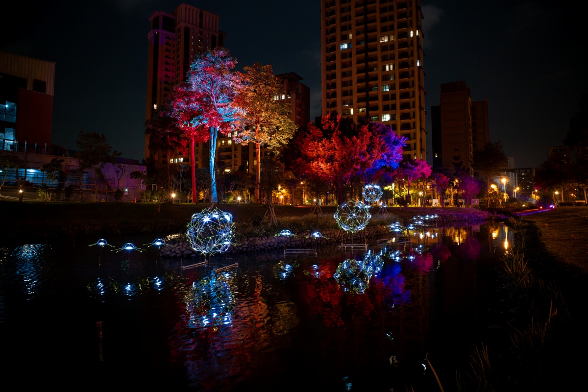 新竹最美「光影藝術節」回來了!免費逛到明年,打卡送星星手燈、假日有市集 新竹最美「光影藝術節」回來了!免費逛到明年,打卡送星星手燈、假日有市集