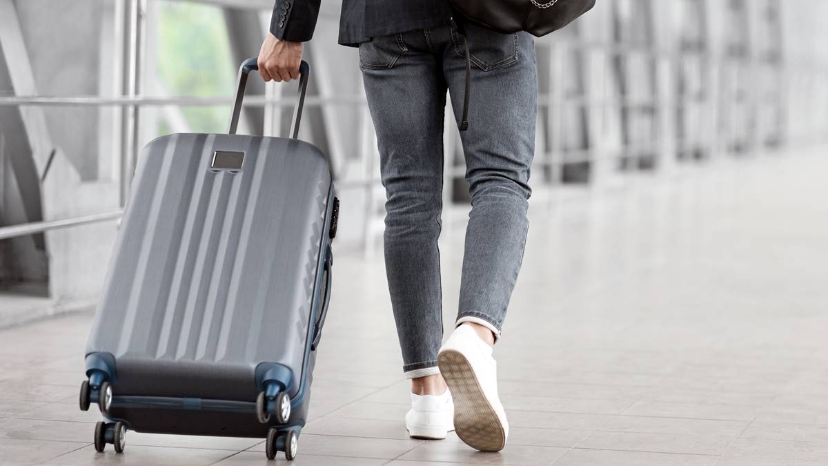 行李箱托運貼紙要撕掉嗎?桃園機場曝下場,旅客飛十幾年都不知道 行李箱托運貼紙要撕掉嗎?桃園機場曝下場,旅客飛十幾年都不知道