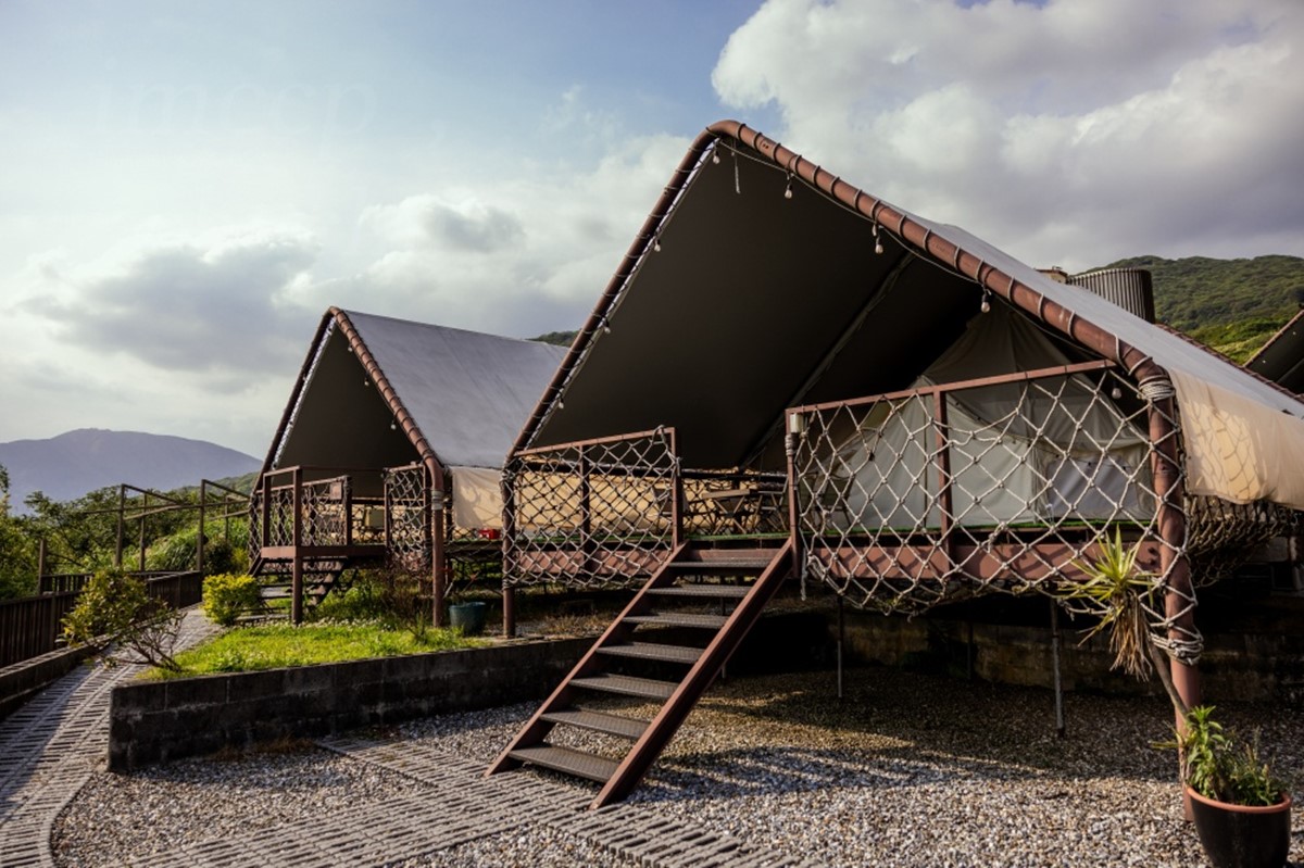 北台灣首間「溫泉懶人露營」！爽泡陽明山天然牛奶湯，享受一泊二食療癒假日