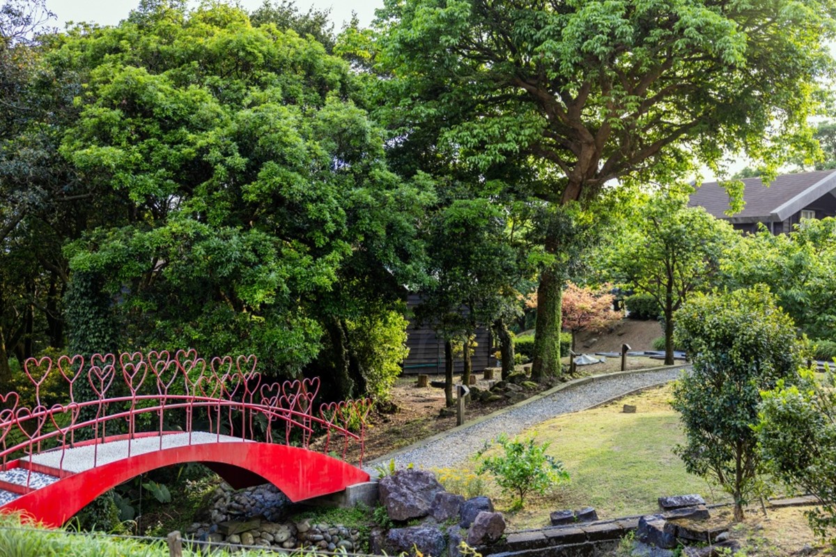 北台灣首間「溫泉懶人露營」！爽泡陽明山天然牛奶湯，享受一泊二食療癒假日