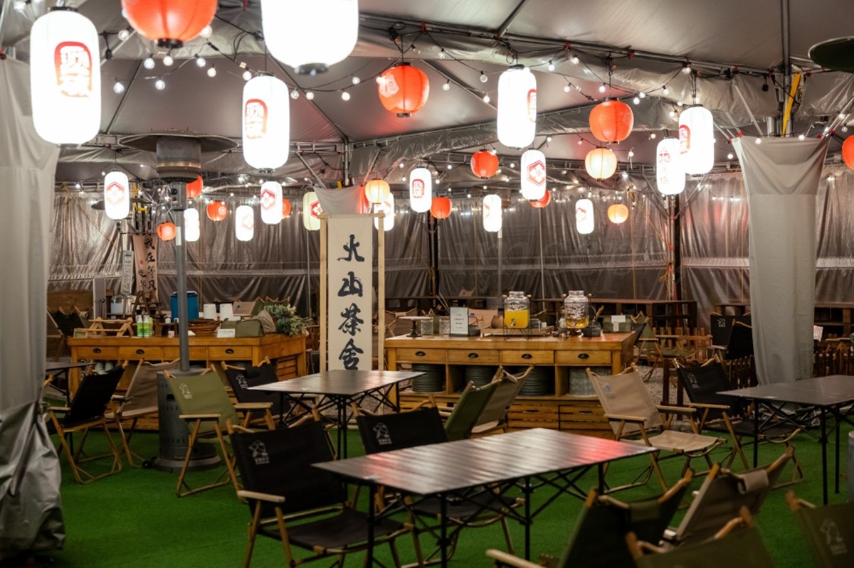 北台灣首間「溫泉懶人露營」！爽泡陽明山天然牛奶湯，享受一泊二食療癒假日