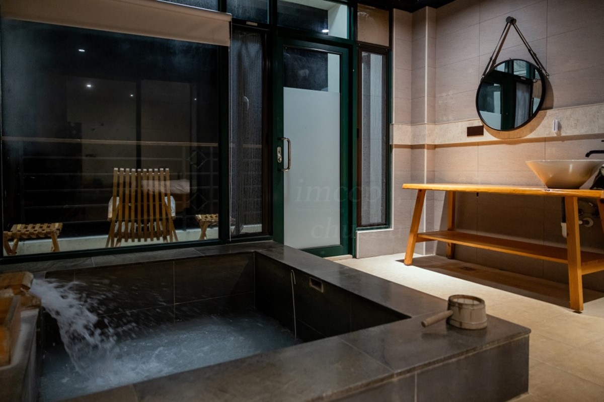 北台灣首間「溫泉懶人露營」！爽泡陽明山天然牛奶湯，享受一泊二食療癒假日