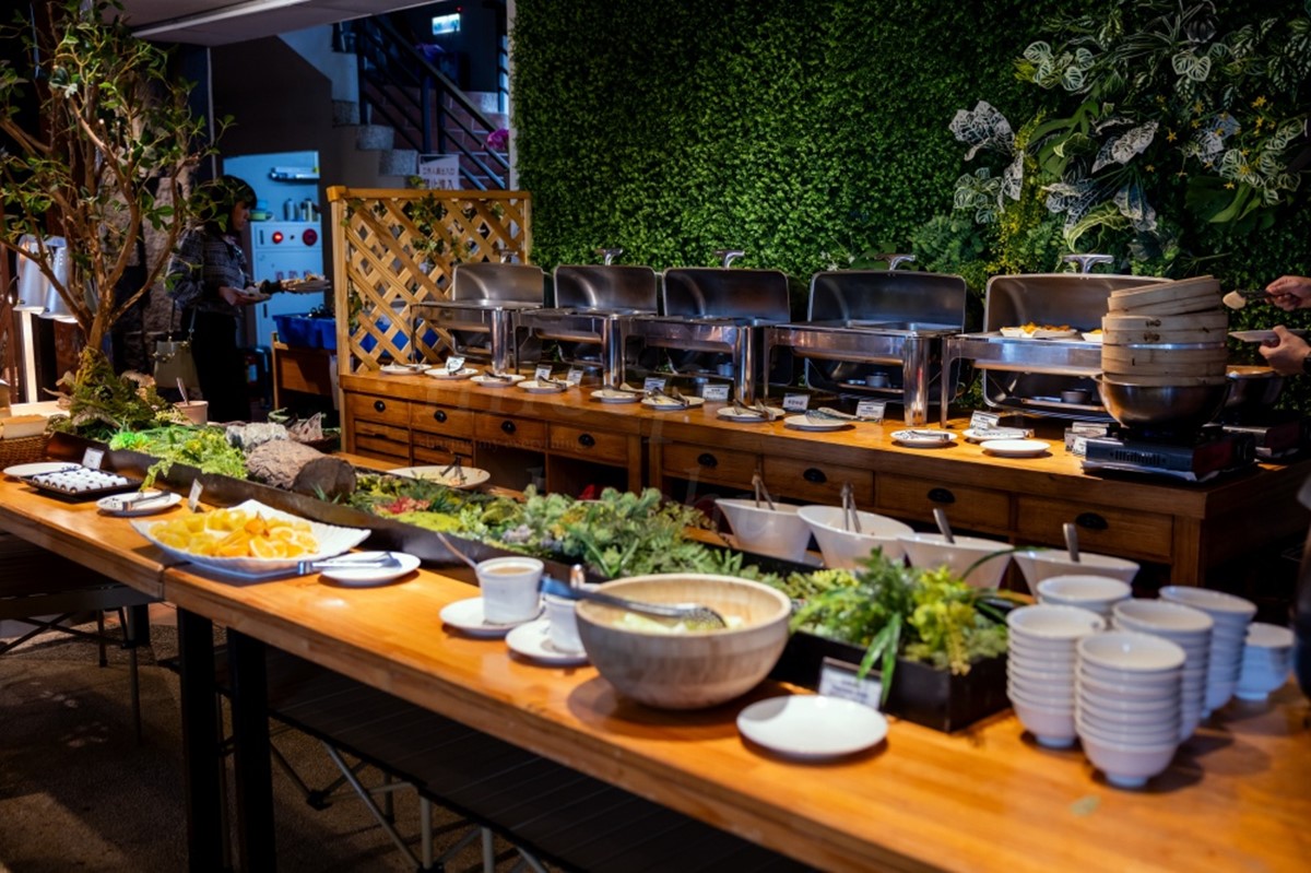 北台灣首間「溫泉懶人露營」！爽泡陽明山天然牛奶湯，享受一泊二食療癒假日