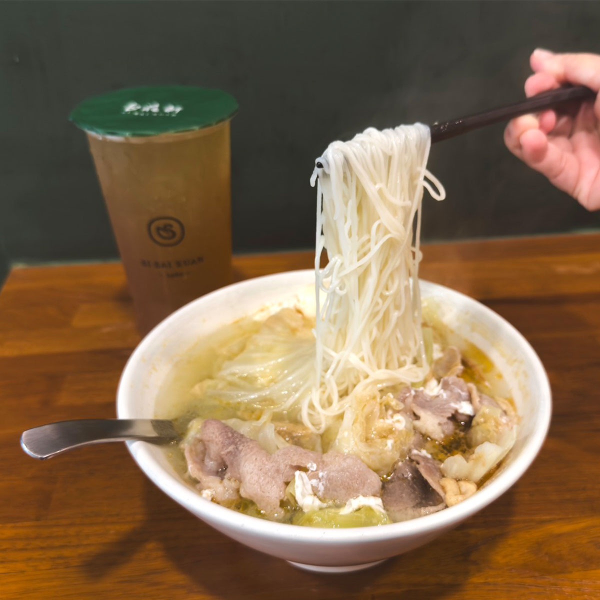 吃麵免費送飲料!台南人氣手搖店竟賣麵食,必點番茄鍋燒麵、麻油赤肉麵線 吃麵免費送飲料!台南人氣手搖店竟賣麵食,必點番茄鍋燒麵、麻油赤肉麵線