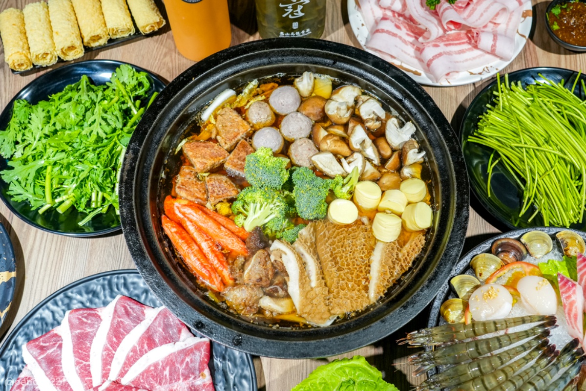 專人桌邊現場爆炒！桃園６間爆香石頭火鍋：祖傳湯頭、勁辣老壇酸菜鍋