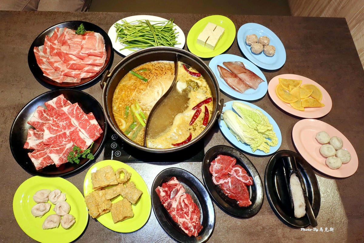 專人桌邊現場爆炒！桃園６間爆香石頭火鍋：祖傳湯頭、勁辣老壇酸菜鍋