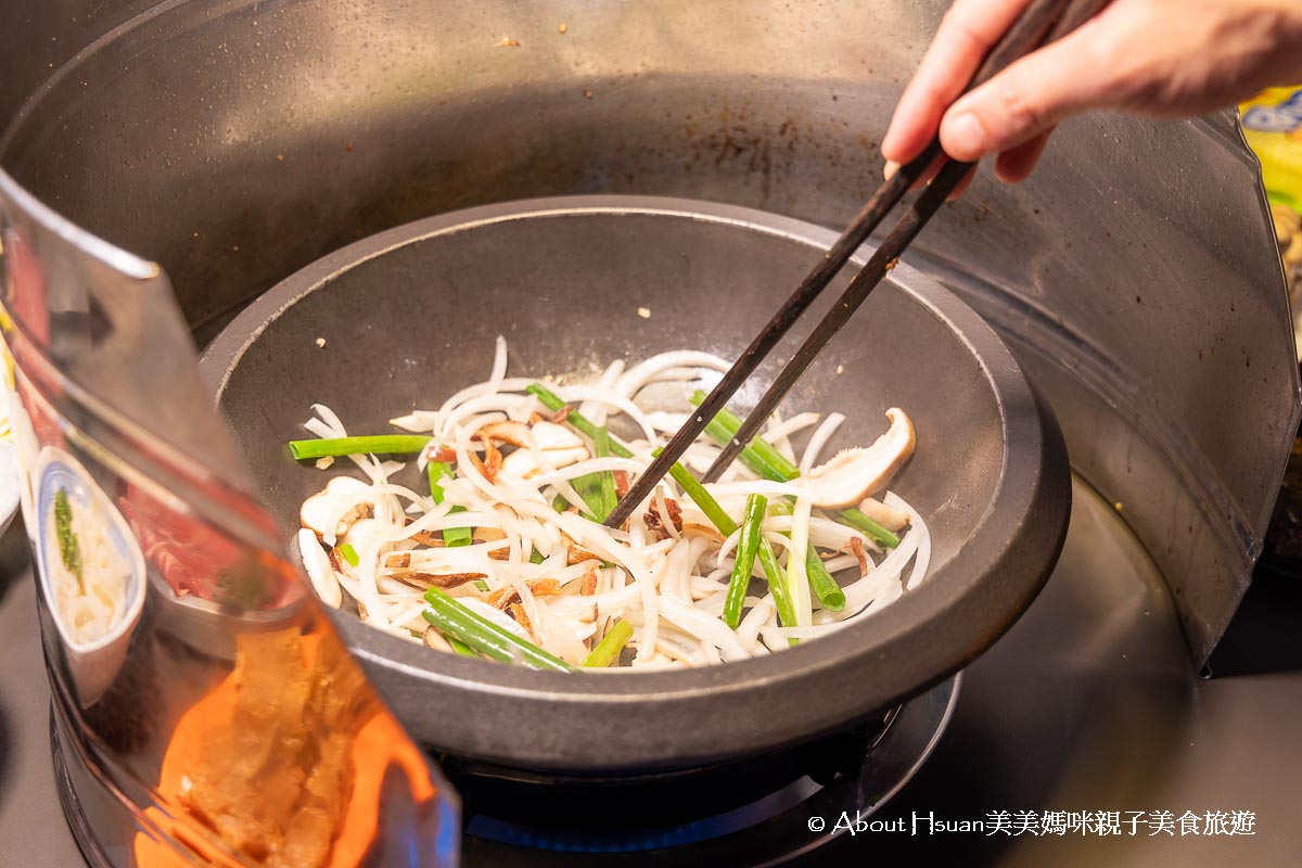 專人桌邊現場爆炒！桃園６間爆香石頭火鍋：祖傳湯頭、勁辣老壇酸菜鍋