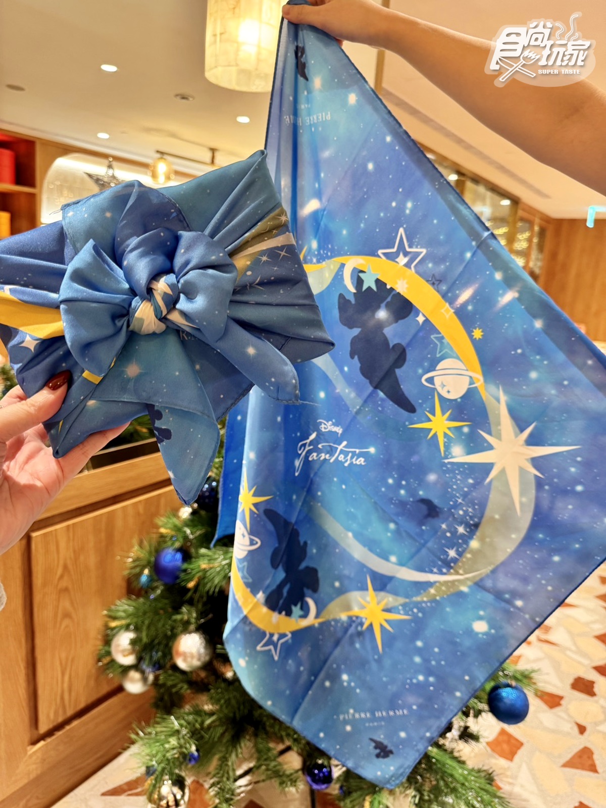 米奇粉快入手！迪士尼「聖誕馬卡龍禮盒」搭絲巾美翻，加碼住房送小甜點禮盒