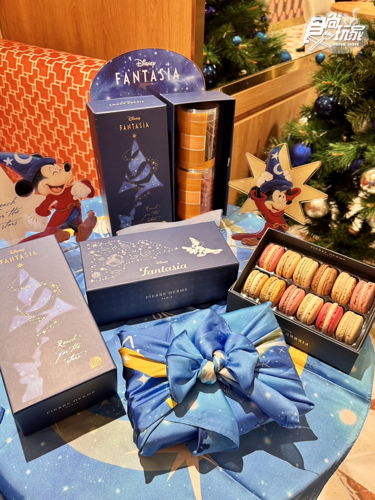 米奇粉快入手！迪士尼「聖誕馬卡龍禮盒」搭絲巾美翻，加碼住房送小甜點禮盒