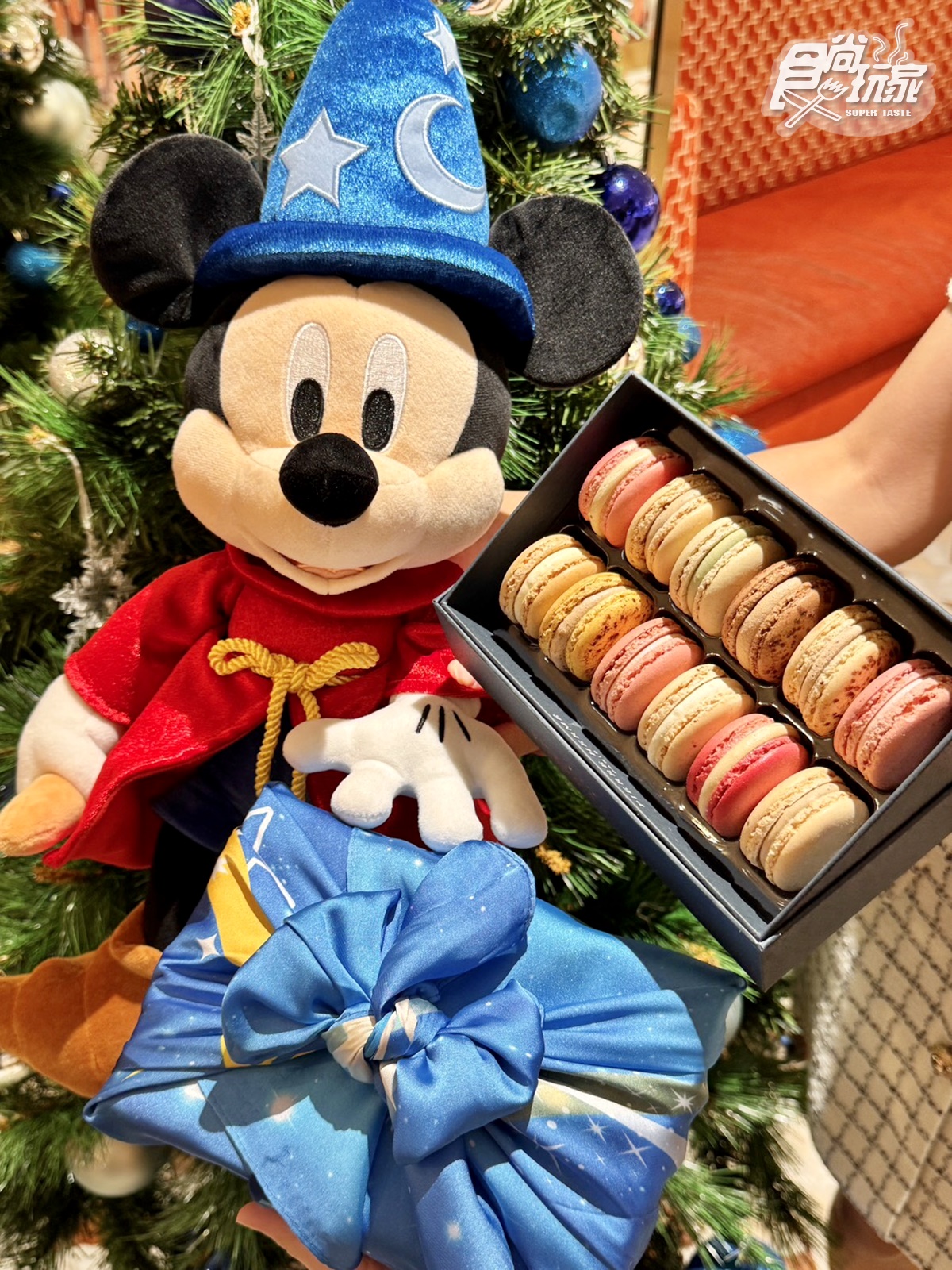 米奇粉快入手！迪士尼「聖誕馬卡龍禮盒」搭絲巾美翻，加碼住房送小甜點禮盒