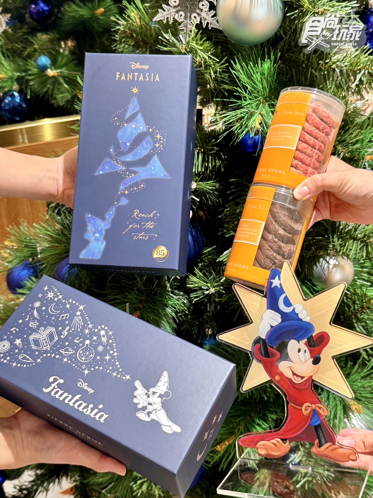 米奇粉快入手！迪士尼「聖誕馬卡龍禮盒」搭絲巾美翻，加碼住房送小甜點禮盒