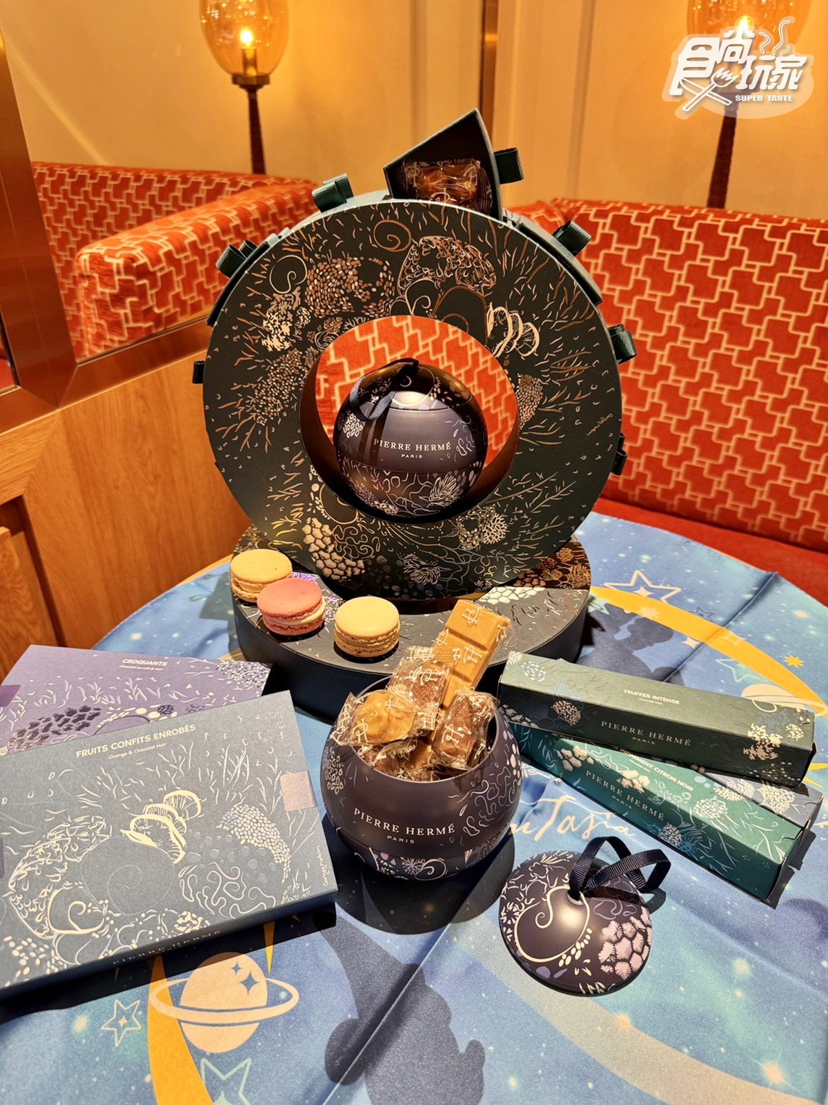 米奇粉快入手！迪士尼「聖誕馬卡龍禮盒」搭絲巾美翻，加碼住房送小甜點禮盒