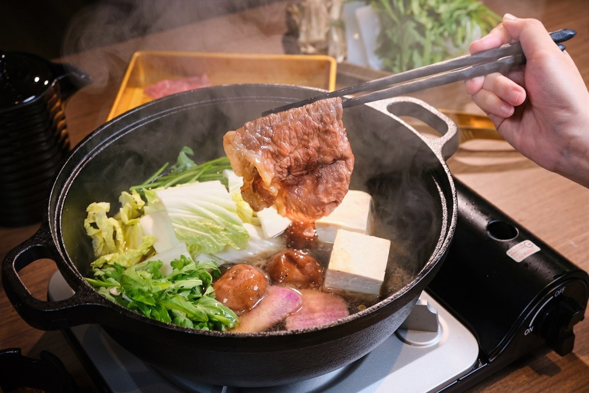 不只MOMO壽喜燒！全新「壽喜燒吃到飽」現切和牛、自助吧、生甜甜圈無限吃