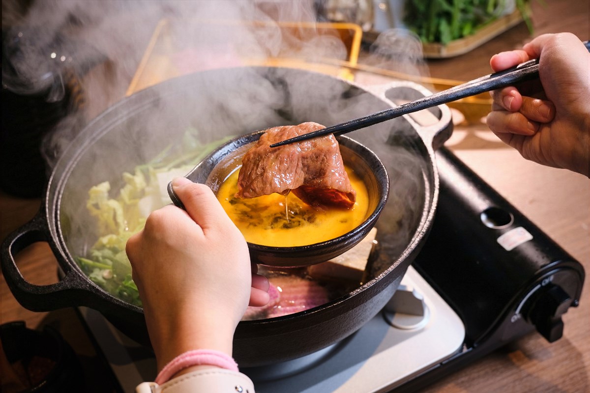 不只MOMO壽喜燒！全新「壽喜燒吃到飽」現切和牛、自助吧、生甜甜圈無限吃