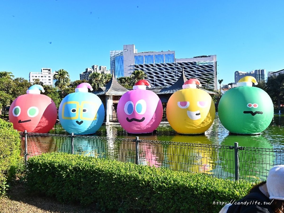 巨型五彩球登「台中公園」！打卡５公尺聖誕球、Q版公仔，夜晚點燈更吸睛