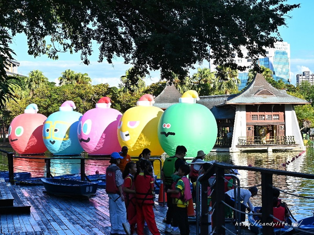 巨型五彩球登「台中公園」！打卡５公尺聖誕球、Q版公仔，夜晚點燈更吸睛