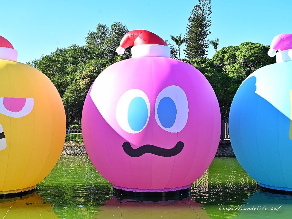 巨型五彩球登「台中公園」！打卡５公尺聖誕球、Q版公仔，夜晚點燈更吸睛