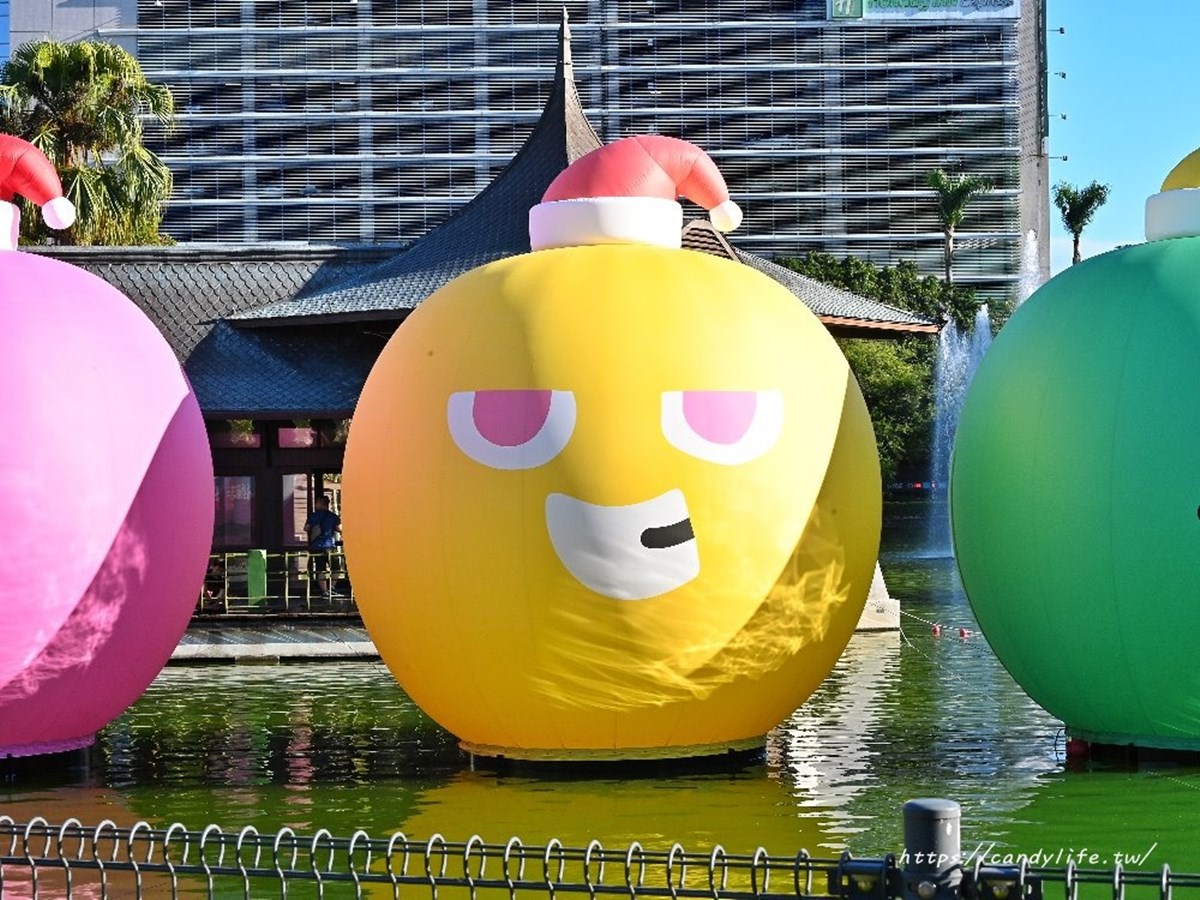 巨型五彩球登「台中公園」！打卡５公尺聖誕球、Q版公仔，夜晚點燈更吸睛