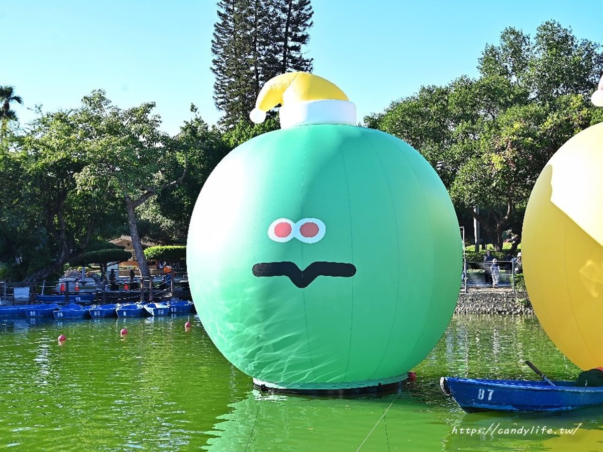 巨型五彩球登「台中公園」！打卡５公尺聖誕球、Q版公仔，夜晚點燈更吸睛