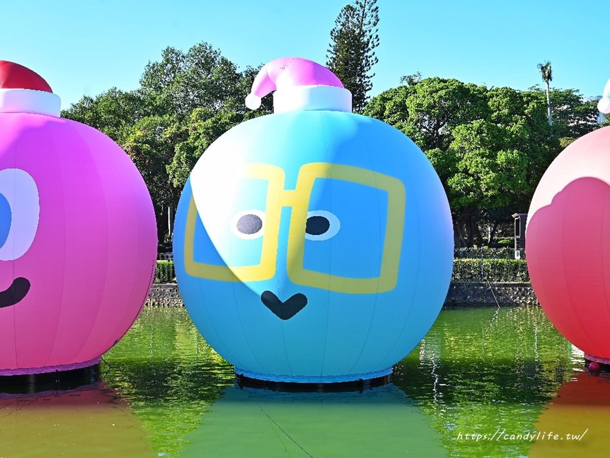巨型五彩球登「台中公園」！打卡５公尺聖誕球、Q版公仔，夜晚點燈更吸睛
