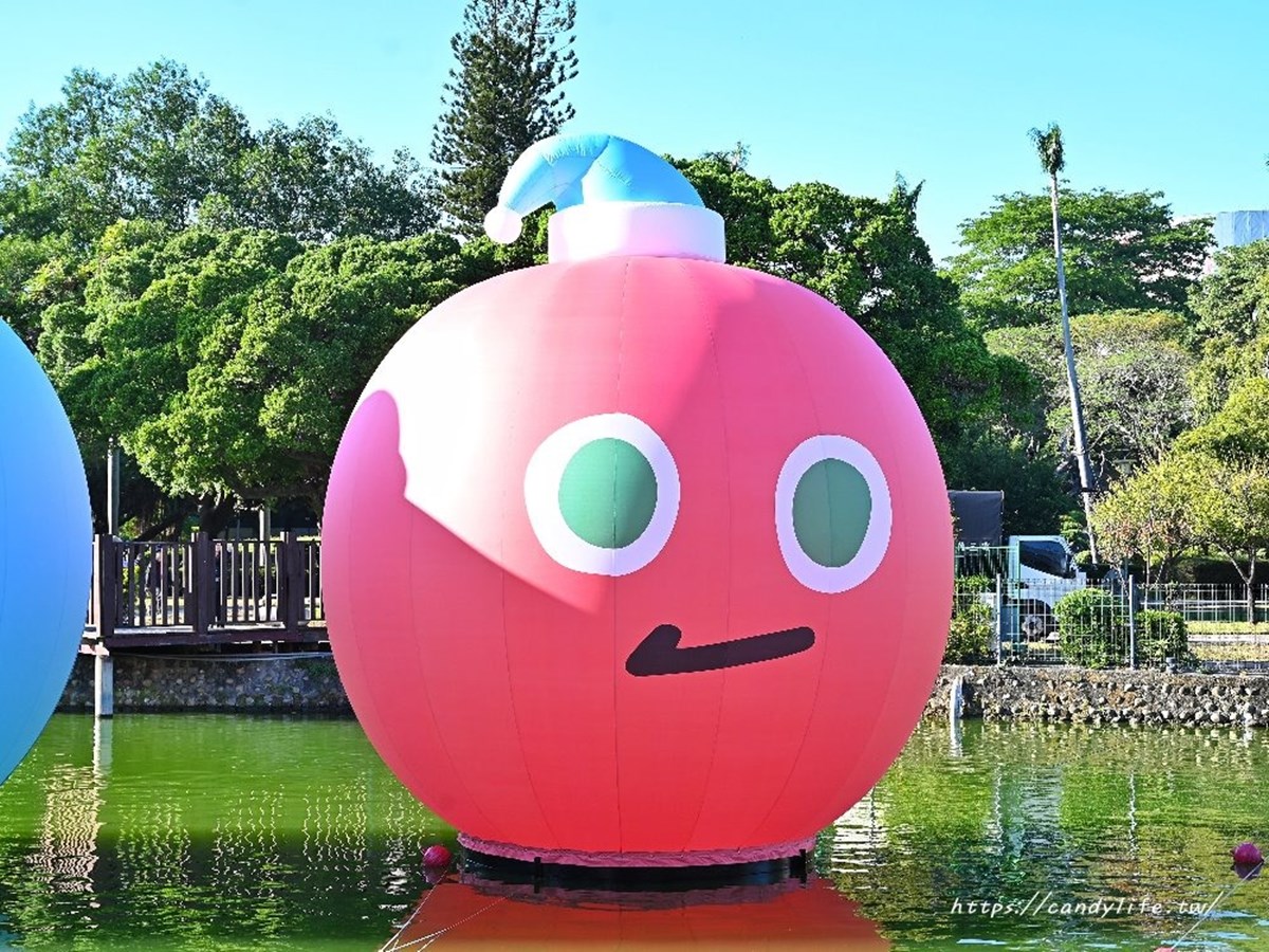 巨型五彩球登「台中公園」！打卡５公尺聖誕球、Q版公仔，夜晚點燈更吸睛