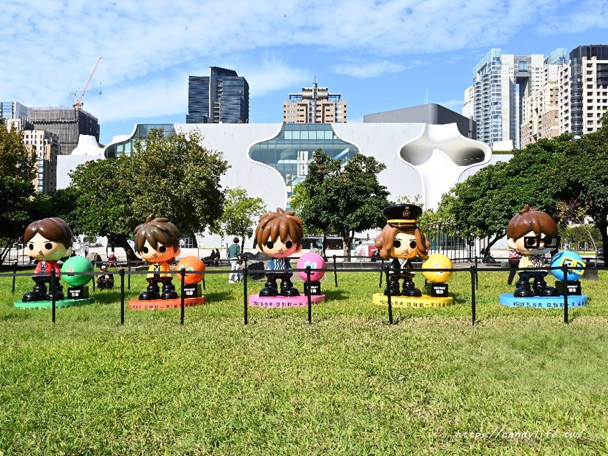 巨型五彩球登「台中公園」！打卡５公尺聖誕球、Q版公仔，夜晚點燈更吸睛