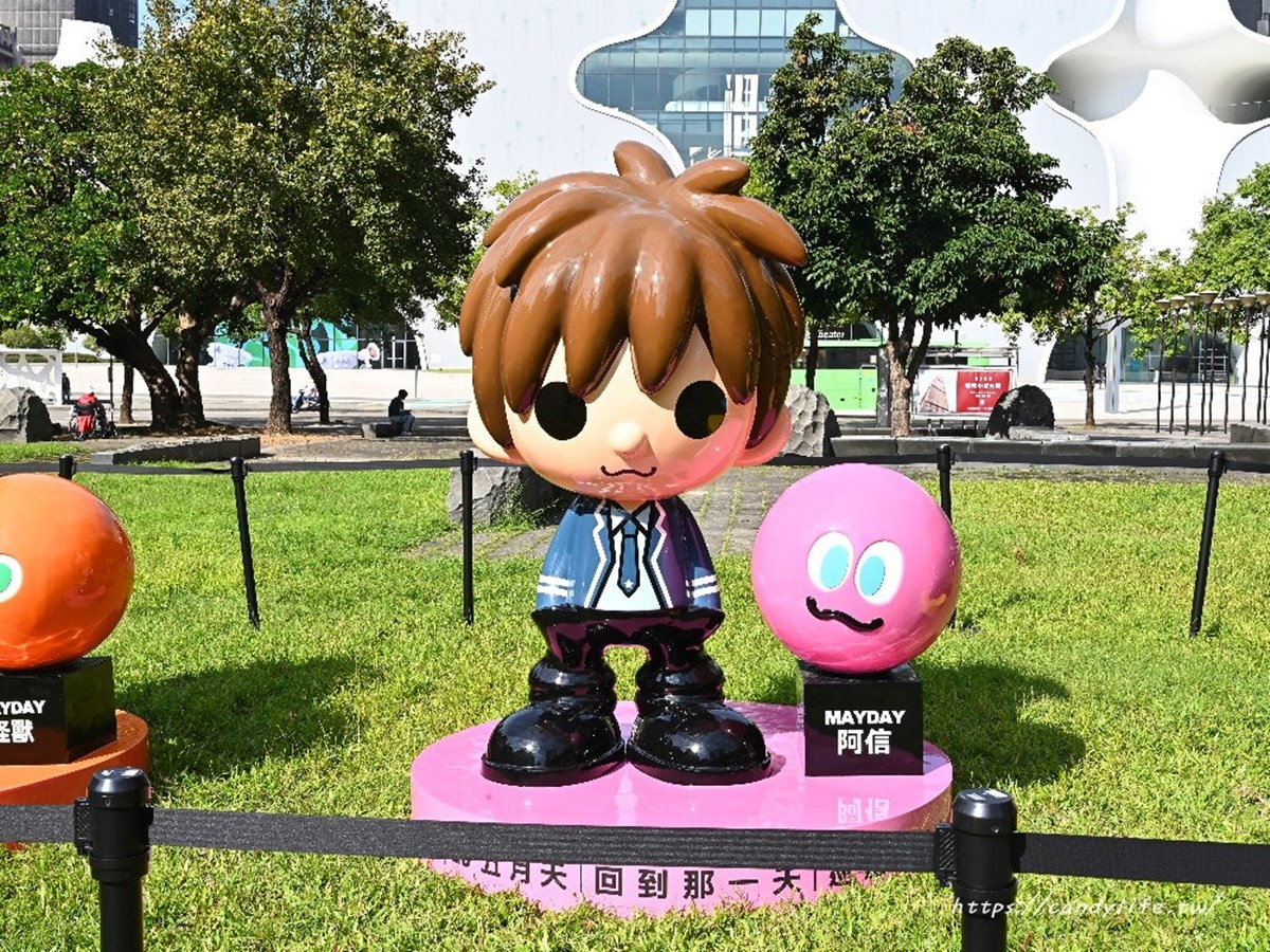 巨型五彩球登「台中公園」！打卡５公尺聖誕球、Q版公仔，夜晚點燈更吸睛