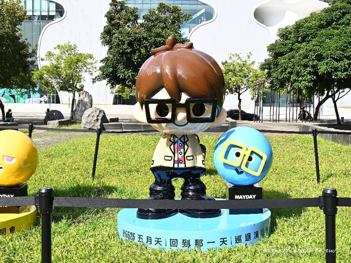 巨型五彩球登「台中公園」！打卡５公尺聖誕球、Q版公仔，夜晚點燈更吸睛