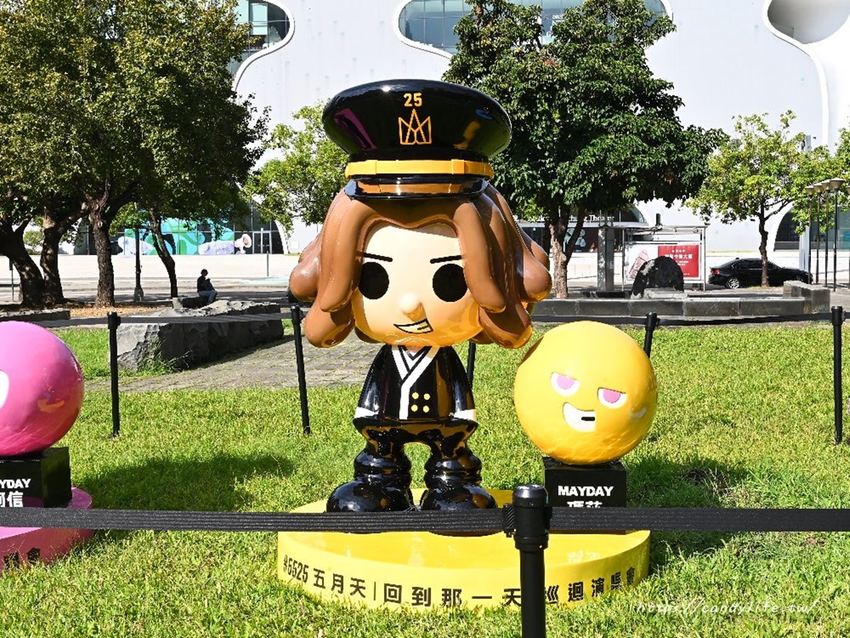 巨型五彩球登「台中公園」！打卡５公尺聖誕球、Q版公仔，夜晚點燈更吸睛