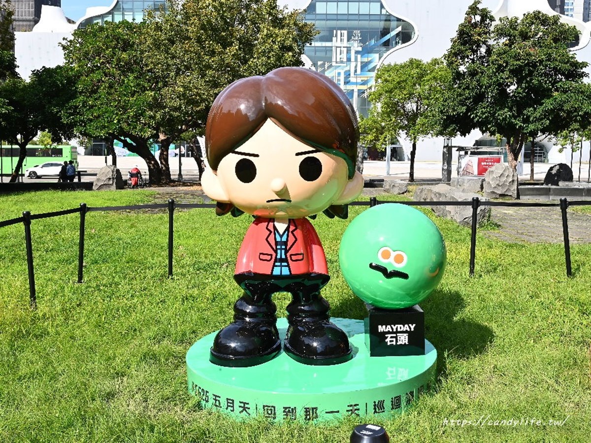 巨型五彩球登「台中公園」！打卡５公尺聖誕球、Q版公仔，夜晚點燈更吸睛