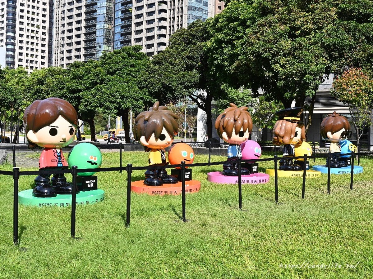 巨型五彩球登「台中公園」！打卡５公尺聖誕球、Q版公仔，夜晚點燈更吸睛