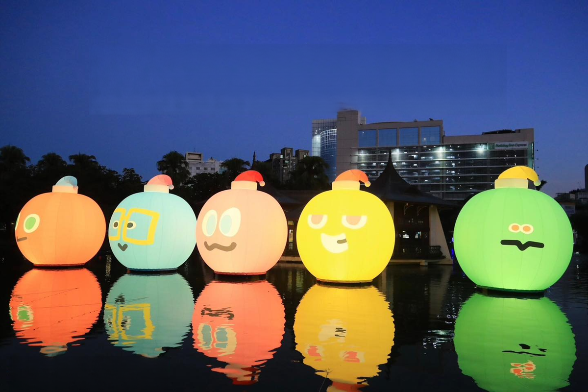 巨型五彩球登「台中公園」！打卡５公尺聖誕球、Q版公仔，夜晚點燈更吸睛