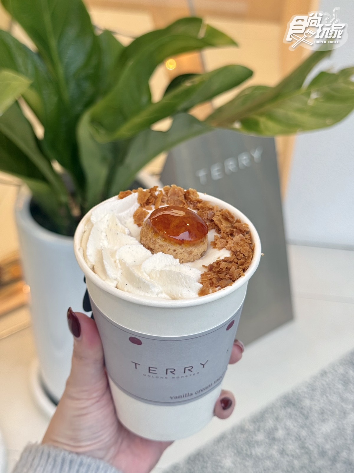 聖誕最美茶飲！週末限定「聖多諾黑紅寶石拿鐵」３階段喝，TWG首間外帶店買一送一