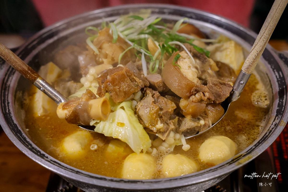 一開店就客滿！「台北最難訂羊肉爐」是這家，濃厚香醇「紅燒羊肉爐」超欠吃