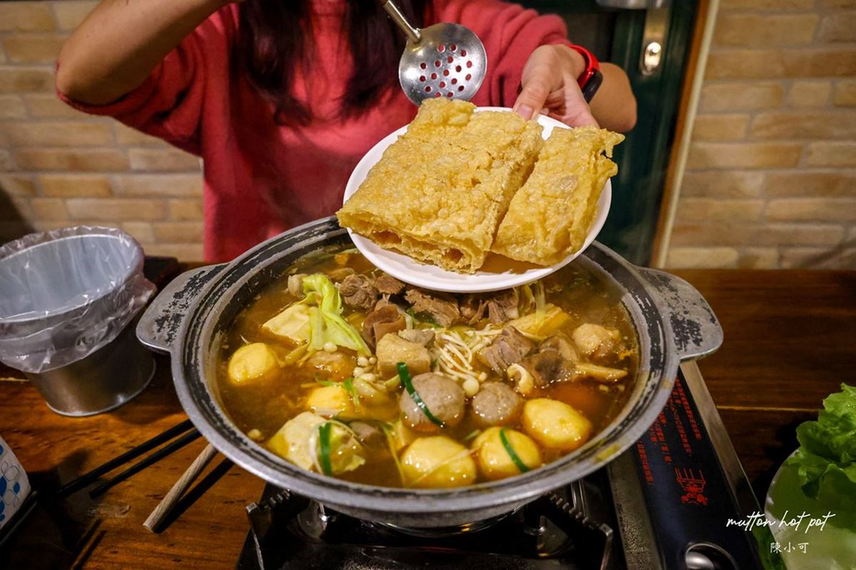 一開店就客滿！「台北最難訂羊肉爐」是這家，濃厚香醇「紅燒羊肉爐」超欠吃