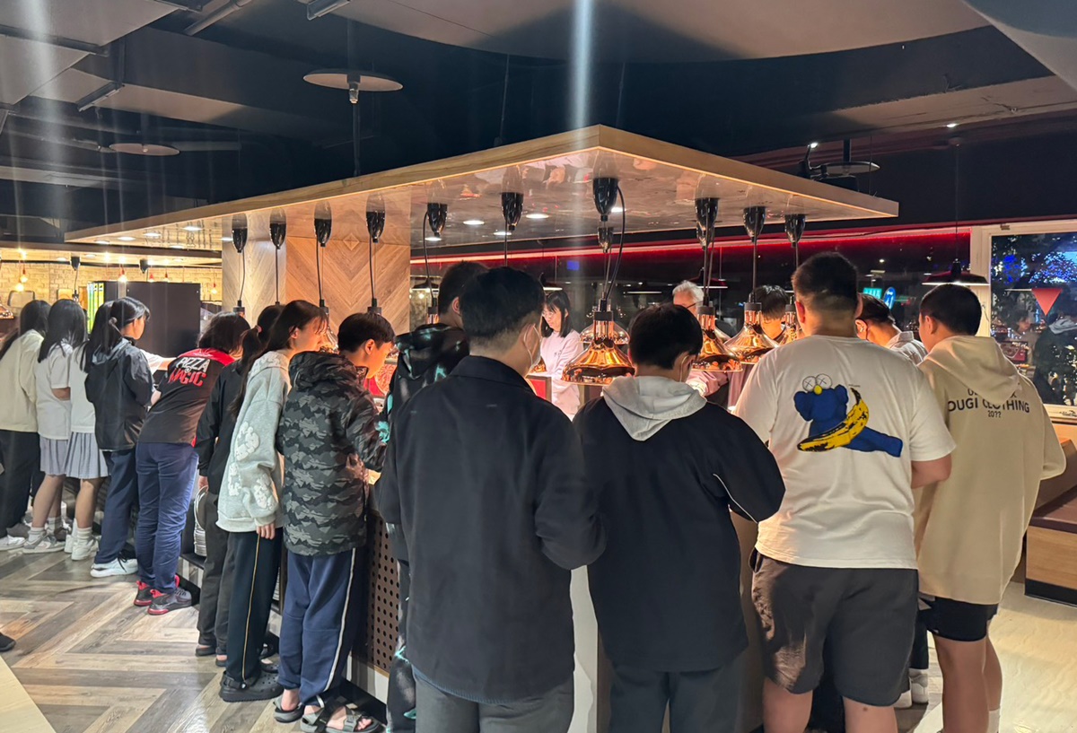 全台僅剩１間！479元現烤披薩＋烤雞吃到飽，多款義大利麵、布朗尼無限夾