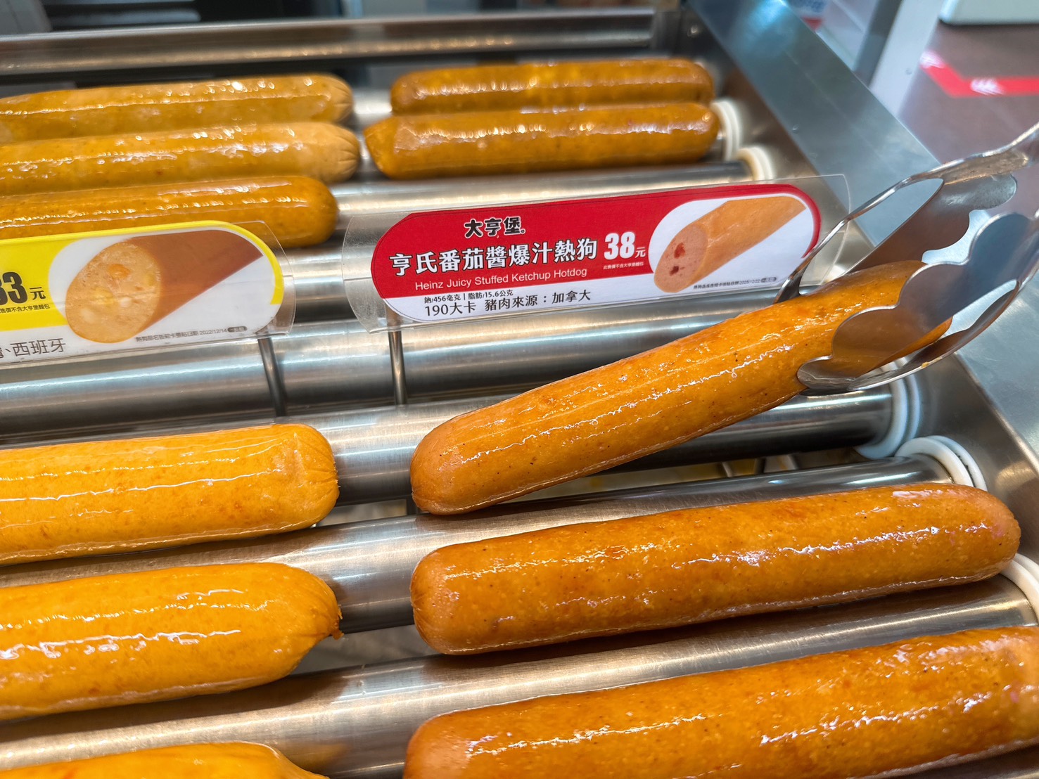 咖啡第２杯５元、奶昔買一送一！４超商聖誕優惠，7-11「平價版星巴克」10元喝