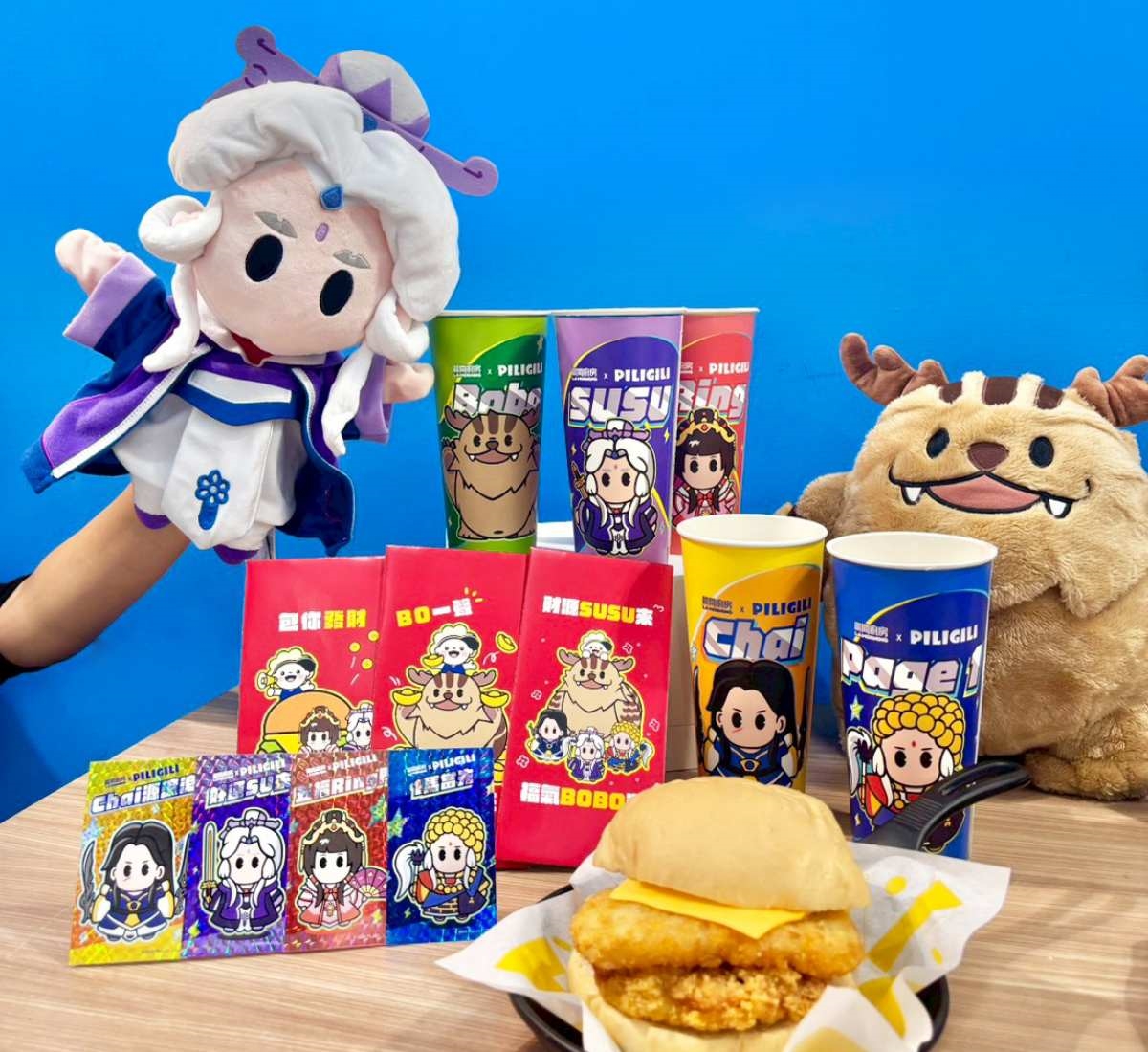 大杯古早奶茶買一送一！晨間廚房推４款「霹靂布袋戲漢堡」，加碼抽手偶娃娃