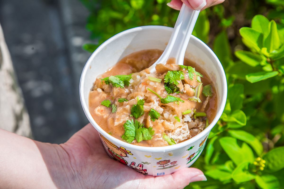 羅東超神祕「無名油飯」！鋪滿油豆腐＋甜辣醬太銷魂，在地人求低調：別再報