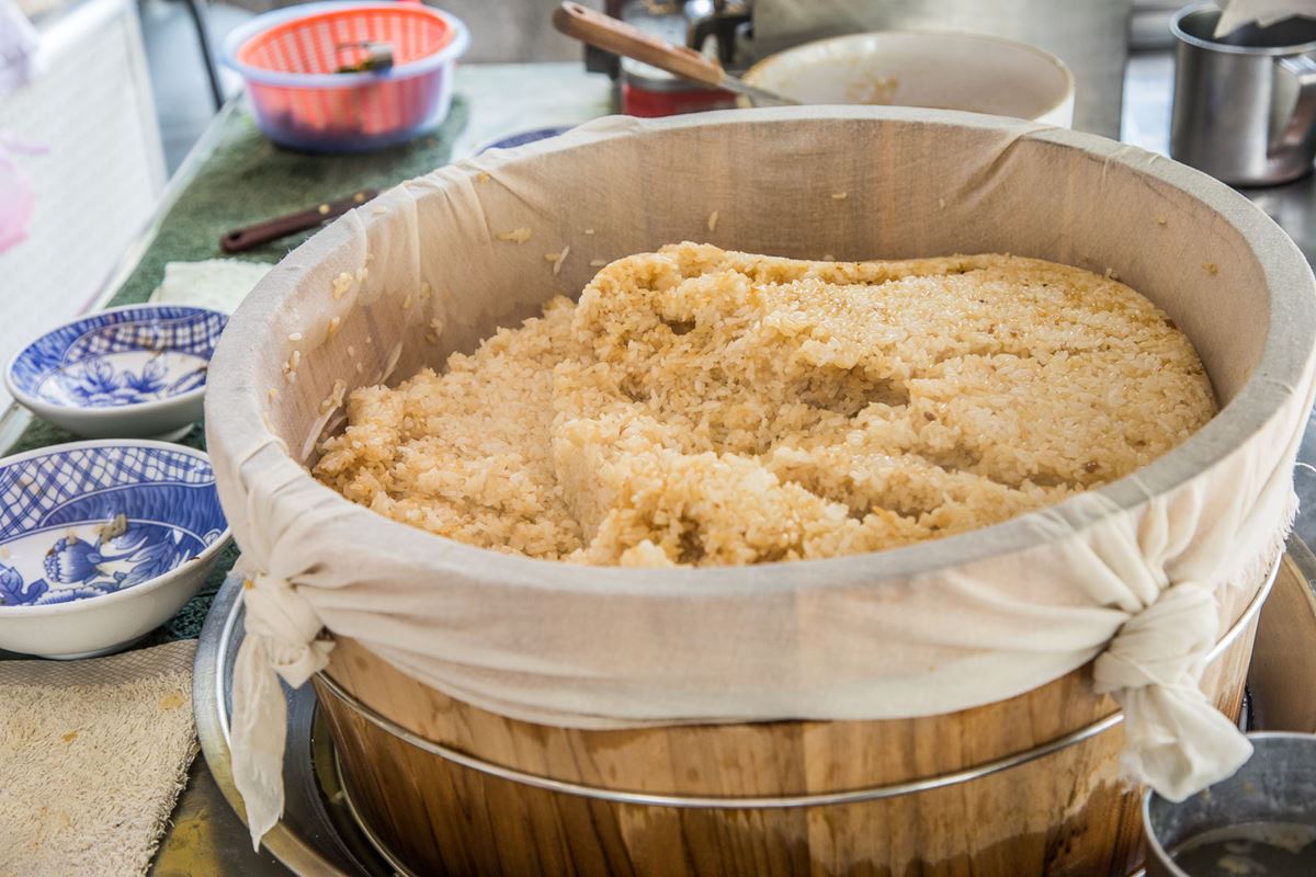 羅東超神祕「無名油飯」！鋪滿油豆腐＋甜辣醬太銷魂，在地人求低調：別再報