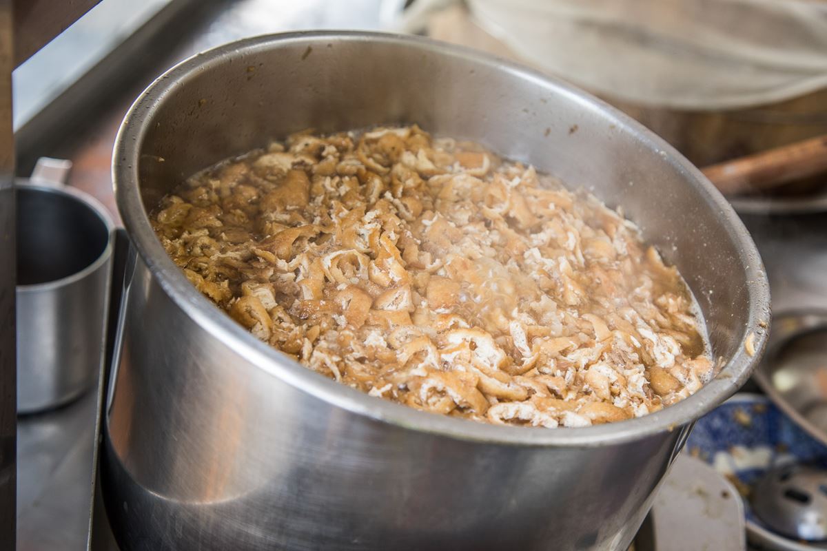 羅東超神祕「無名油飯」！鋪滿油豆腐＋甜辣醬太銷魂，在地人求低調：別再報