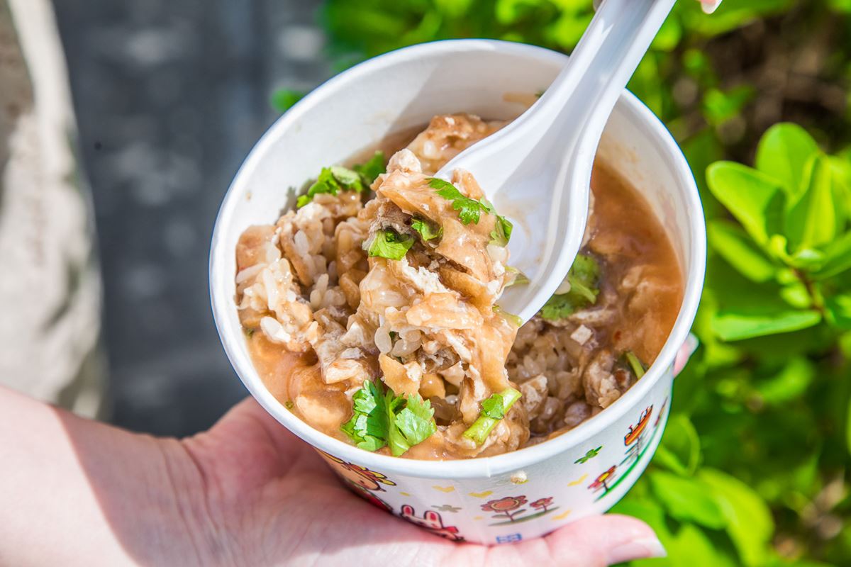 羅東超神祕「無名油飯」！鋪滿油豆腐＋甜辣醬太銷魂，在地人求低調：別再報