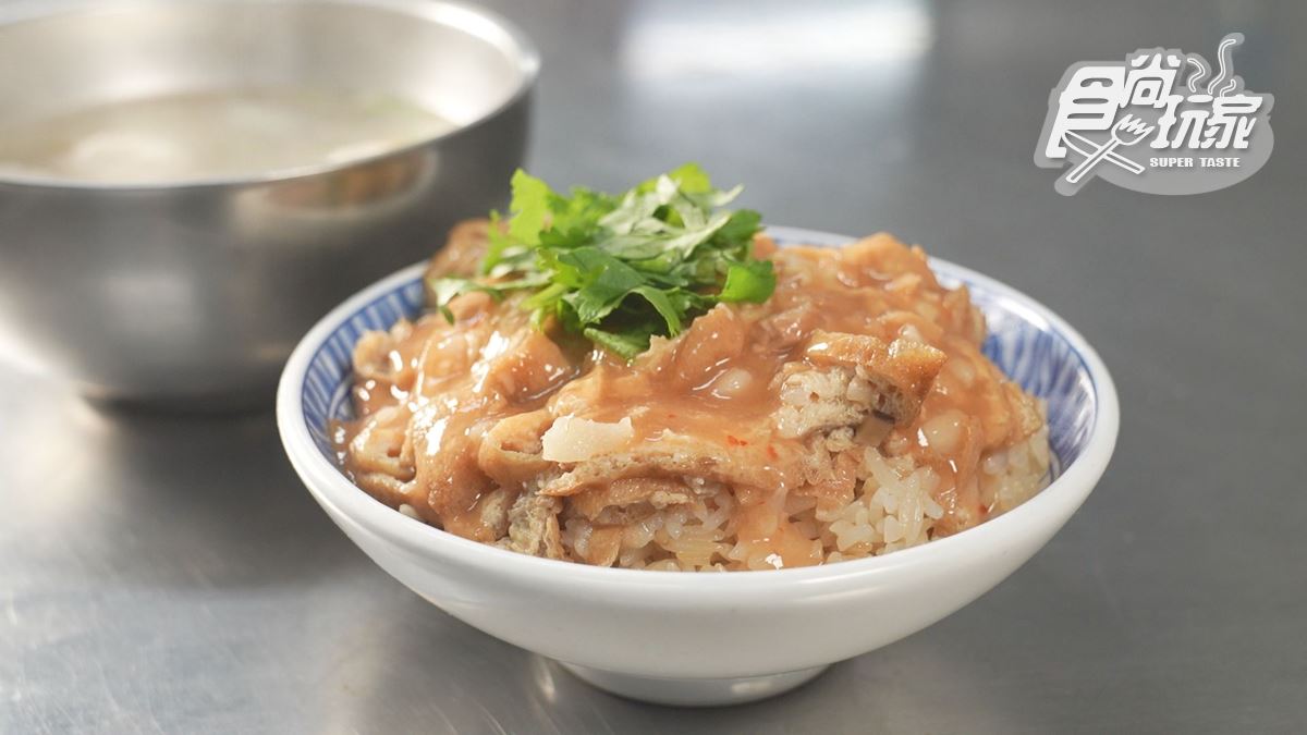 羅東超神祕「無名油飯」！鋪滿油豆腐＋甜辣醬太銷魂，在地人求低調：別再報