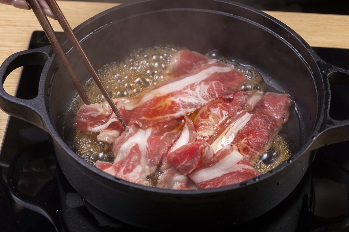 台中最新「日式壽喜燒」開幕！580元爽嗑和牛＋棉花糖鍋，免費送Q嫩松阪豬