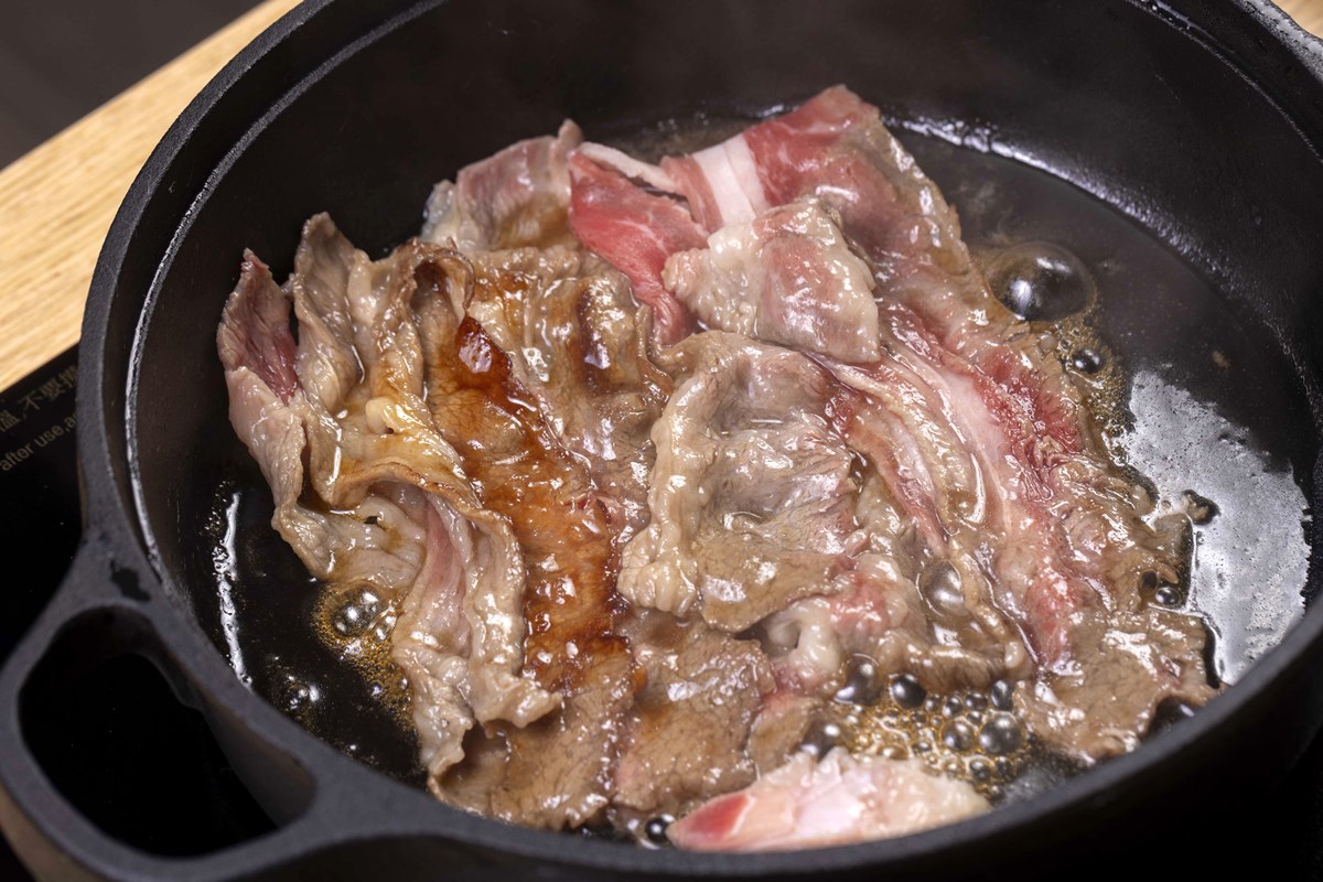 台中最新「日式壽喜燒」開幕！580元爽嗑和牛＋棉花糖鍋，免費送Q嫩松阪豬