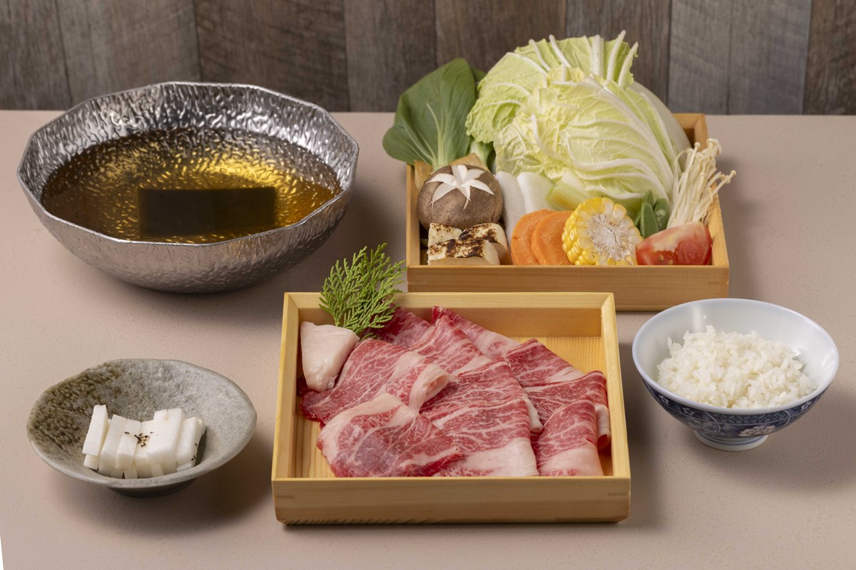 台中最新「日式壽喜燒」開幕！580元爽嗑和牛＋棉花糖鍋，免費送Q嫩松阪豬