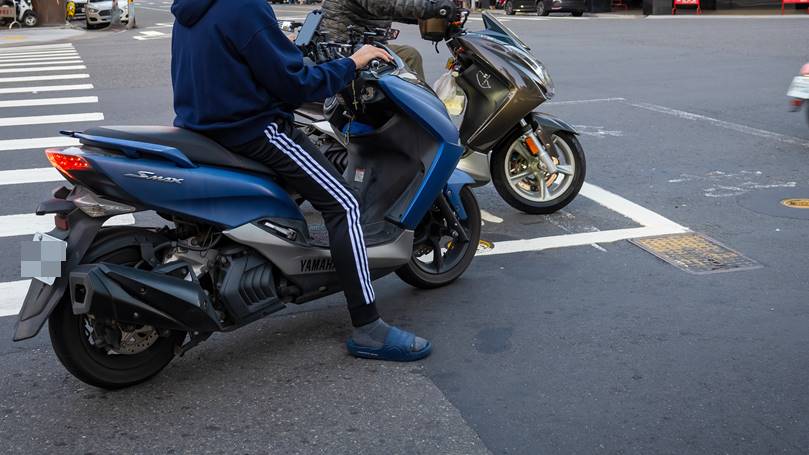 機車族注意!警曝4大違規最容易發生,打方向燈「做錯1事」開罰3600元 機車族注意!警曝4大違規最容易發生,打方向燈「做錯1事」開罰3600元